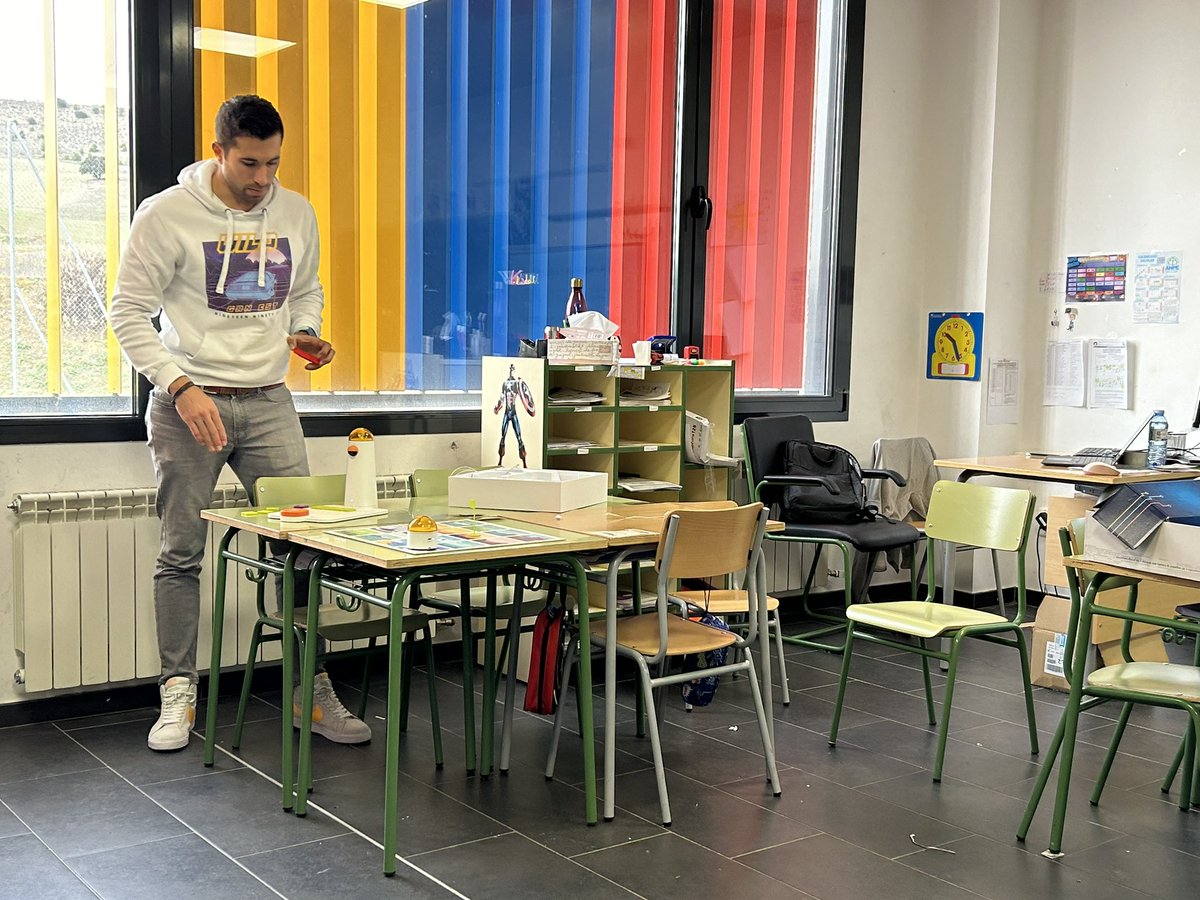 ceipkantica's tweet photo. 🤖Los profes continuamos  con la formación en Robótica 🦾 Con T de #centroBITS @educacyl Más 📲 https://t.co/nXq1zzyI90 https://t.co/wZe47UJ4qd