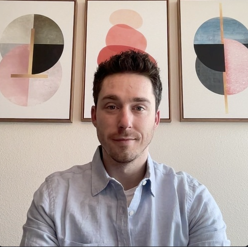 Austen's tweet photo. You should hire this person.

Meet Daniel.

His coach says he's one of the strongest grads she's ever worked with. 

Excellent with Java/backend, picked up other skills (eg Python) very quickly. Strong technically and has a business background. https://t.co/h0gww39TDy