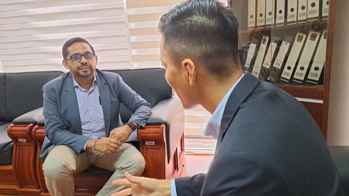 Salud_Loja's tweet photo. .@MPGonzalez01 se reúne con Julio Guerrero, alcalde de #Pindal, se trató temas referentes a apoyo interinstitucional para mejorar los servicios de salud en este importante cantón de cantón de la provincia de #Loja y lograr el objetivo de #ElNuevoEcuador.
#EcuadorSinTerrorismo https://t.co/ZwjksRqDu2