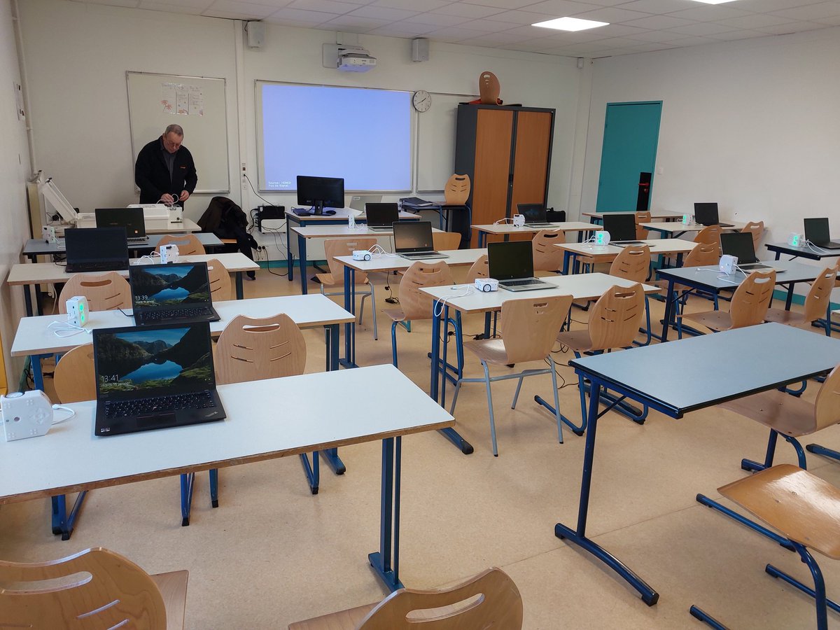 djneft's tweet photo. "🚀🚀 @ambOrange ont animé avec succès 3 sessions d'atelier supercodeur au Collège Léonard de Vinci, Éragny. Inspirant les élèves de 4ème et 3ème dans le monde passionnant du code! 💻👩💻👨💻 #SuperCodeur #EducationNumérique" @YRagaru @OrangeIDF https://t.co/IbdqRd1HjE