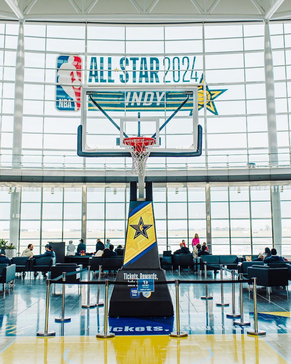 sportingnewses's tweet photo. Así luce el aeropuerto de Indianápolis mientras se prepara para recibir al #NBAAllStar ⭐️

 📷 @NBAAllStar https://t.co/m6S70gutCq