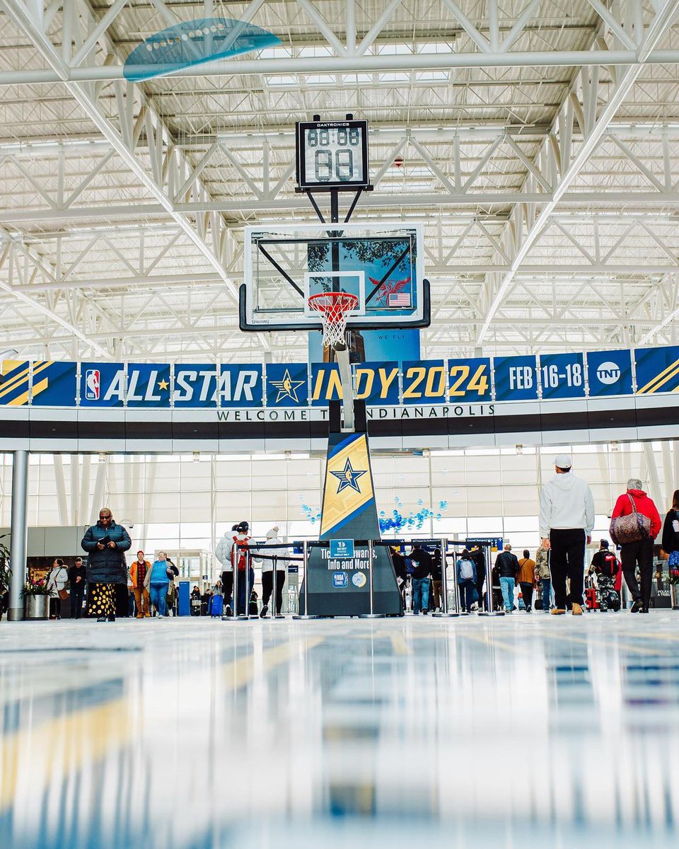 sportingnewses's tweet photo. Así luce el aeropuerto de Indianápolis mientras se prepara para recibir al #NBAAllStar ⭐️

 📷 @NBAAllStar https://t.co/m6S70gutCq