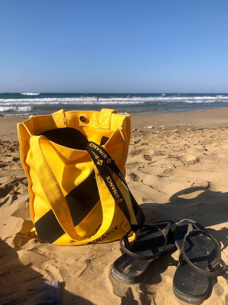 binance's tweet photo. The #Binance totebag.

A beach day essential. https://t.co/VPva0vUJYi