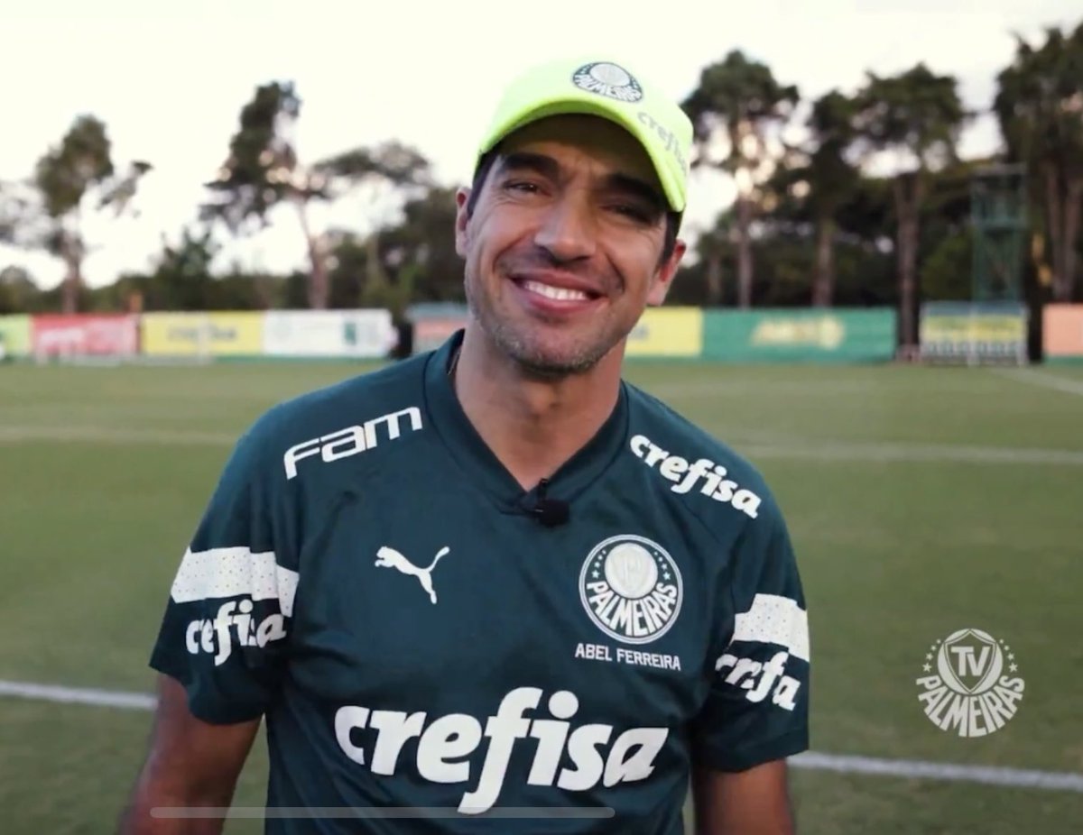 O homem está feliz.