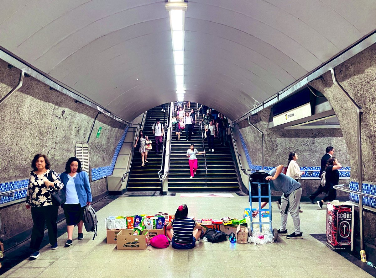 arieIIopez's tweet photo. Si no quiere que le dificulten el paso en el @metrodesantiago , no le compre a los ambulantes. Sólo se irán cuando no les sea rentable entorpecer el paso

Estación Tobalaba L4 https://t.co/NfbVNbUVSm