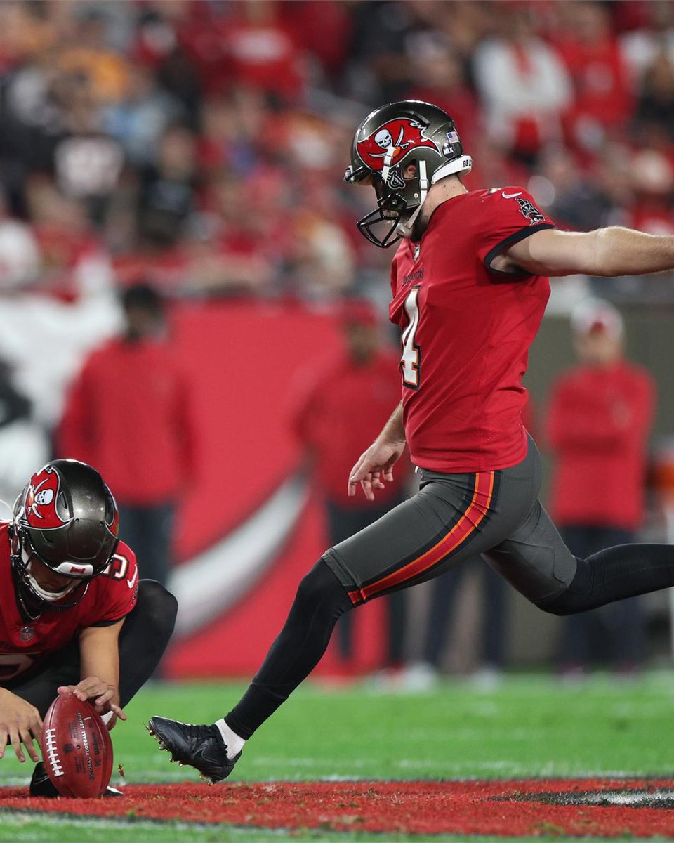 IlliniFootball's tweet image. Survive and advance. 

Six Illini are moving on in the #NFLPlayoffs.

#Illini // #HTTO // #famILLy