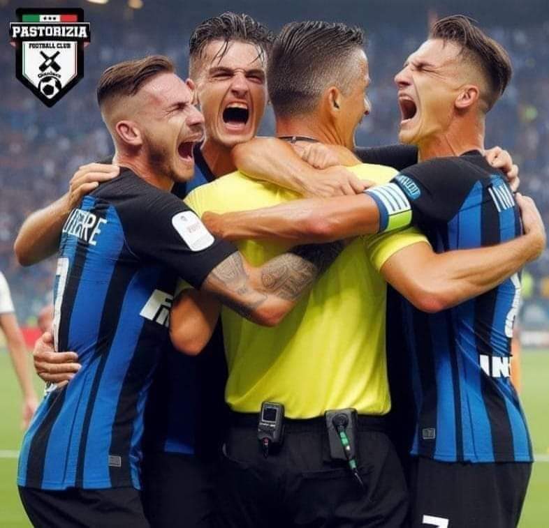 giuseppesiragu1's tweet photo. #Allegri: "#Lepre e #cacciatore? NO..😂😅 I #LADRI #scappano e le #GUARDIE😂🤣😂 #rincorrono" #LOVE❤️
#juvesassuolo
#FinoAllaFine https://t.co/m6Jv3wkW4P