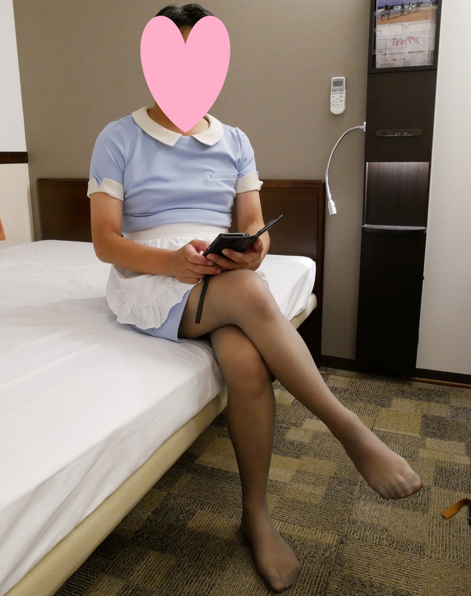 OkitakeA's tweet photo. A hotel bed making staff🎶
#bedmaking #hotelstaff #maid #onthebed #greystockings #bedmakingcrew #greypantyhose #ホテルスタッフ #ホテル清掃員 #メイド #グレーストッキング #グレーパンスト #エプロン姿 https://t.co/3WvOkJBKvy