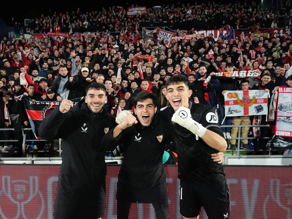 Albertofl_1's tweet photo. 4 años de cada foto y quien lo diría… Eternas gracias a todas la personas que han hecho que pueda vivir algo así. Seguimos trabajando!!! 🔴⚪️ https://t.co/CB7gi9ScvR