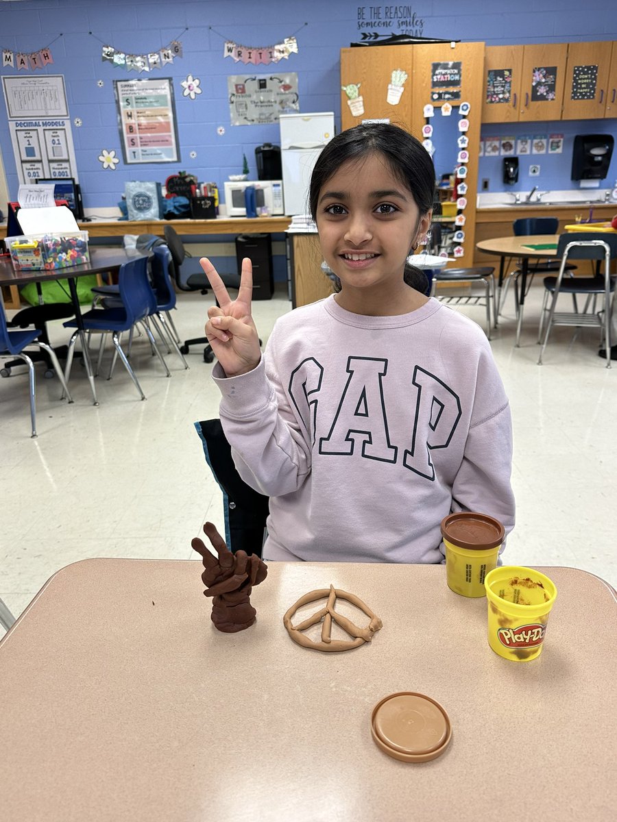 AlexaHorowitz2's tweet photo. Students learned about Martin Luther King Jr. and used materials in our Makerspace to create something that symbolizes their own dreams @SearingtownK5 https://t.co/HJsI9izTWw