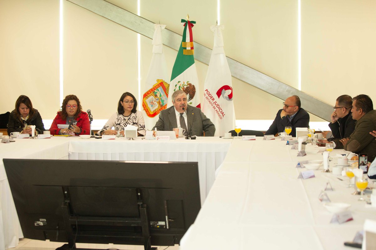 PJEdomex's tweet photo. ¡Martes de charla judicial! 🗣️🏛️

@MagdoSodi se reunió con reporteros del Valle de Toluca interesados en la información judicial, con quiénes platicó sobre amnistía, independencia judicial, bicentenario del #PJEdomex y presentó a Lares, el osito del #JuzgadoNaranja🧸🧡 https://t.co/h0QZAaauiH