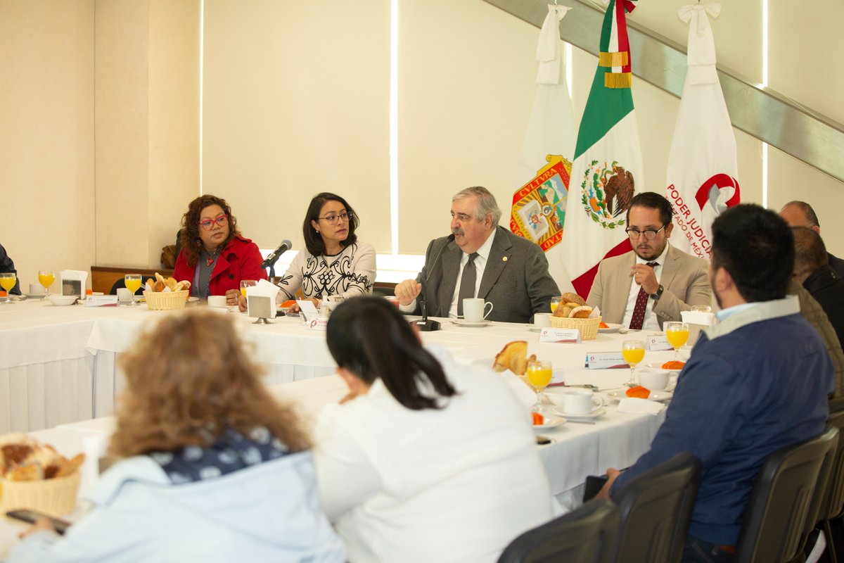 PJEdomex's tweet photo. ¡Martes de charla judicial! 🗣️🏛️

@MagdoSodi se reunió con reporteros del Valle de Toluca interesados en la información judicial, con quiénes platicó sobre amnistía, independencia judicial, bicentenario del #PJEdomex y presentó a Lares, el osito del #JuzgadoNaranja🧸🧡 https://t.co/h0QZAaauiH