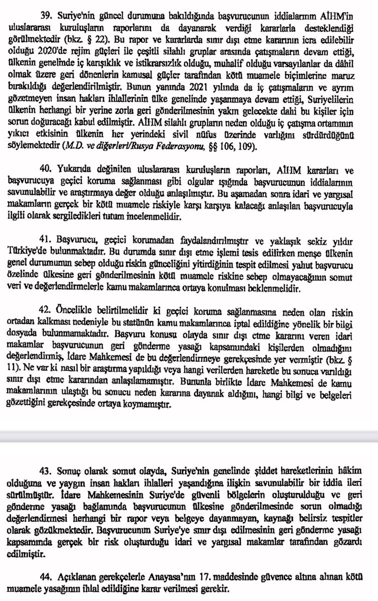 Sınır dışı etme işlemi tesis edilirken menşe ülkenin durumunun sebep olduğu riskin günceliğini yitirdiğinin tespit edilmesi yahut kişinin ülkesine geri gönderilmesinin kötü muamele riskine sebep olmayacağının somut verilerle kamu makamlarınca ortaya konulması beklenmelidir.
AYM⤵️