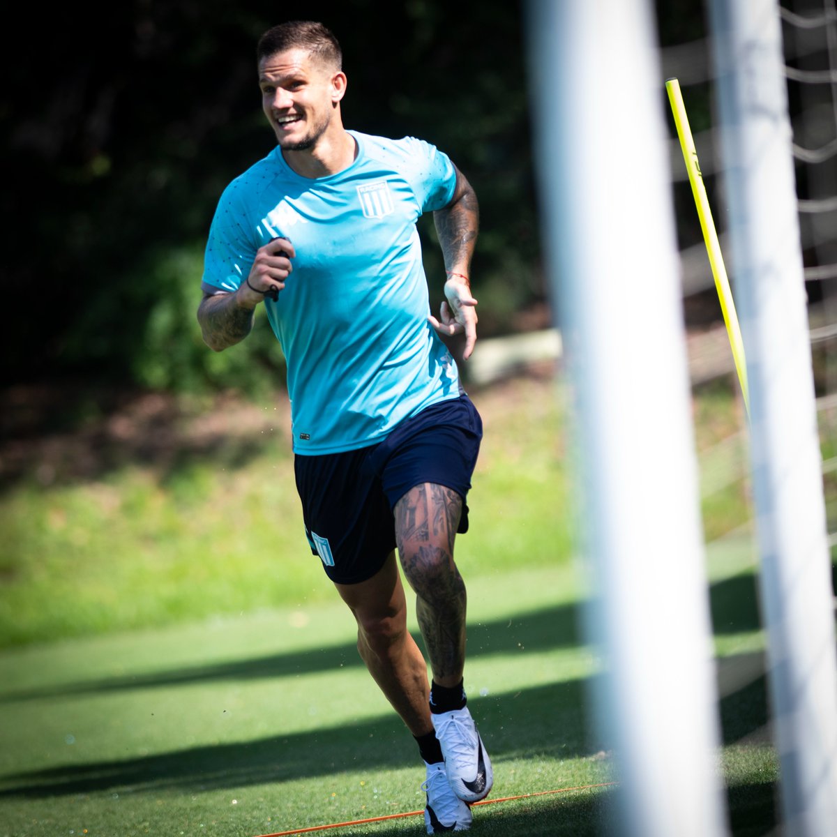 RacingClub's tweet photo. Del Tita y nuevamente vestido de celeste y blanco 🩵

Bruno es de Racing, de Racing de verdad 🤩

#BienvenidoZucu