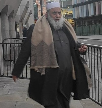 daveatherton's tweet photo. Imam Qari Abassi ran over & killed Harvinder Singh, who was lying in the road in Southall. He then went to a prayer service at his mosque. His dashcam recorded him shouting in Urdu:

"Sister f****r, child of a pimp, your mother’s p***y" & "gandoo", a sodomised person.

Abassi is standing trial.
https://t.co/Sod3fGy3yl
