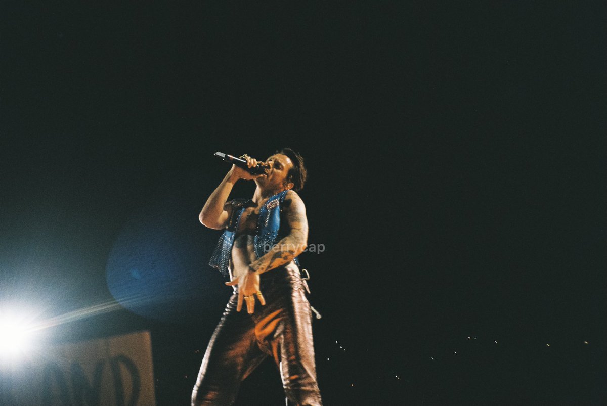 hesfilmbot's tweet photo. harry styles. love on tour, barcelona. july, 2023. https://t.co/JDV23vOOue