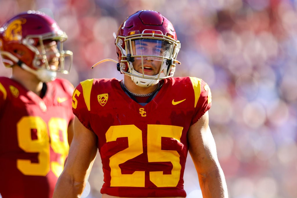 Former USC LB Tackett Curtis has committed to Wisconsin. Was a true freshman starter for the Trojans this year and is a former four-star recruit. 
 247sports.com/Player/tackett…