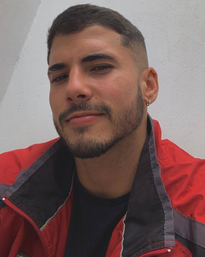 Olá, eu sou o Andrew e aqui estão algumas informações básicas sobre mim:

21 anos, estudante de gastronomia, um pouco tímido, apaixonado por leitura e amante do conforto do meu lar. Games, dogs e músicas são algumas minhas coisas preferidas da vida.

> Like e rt = te chamo na dm.