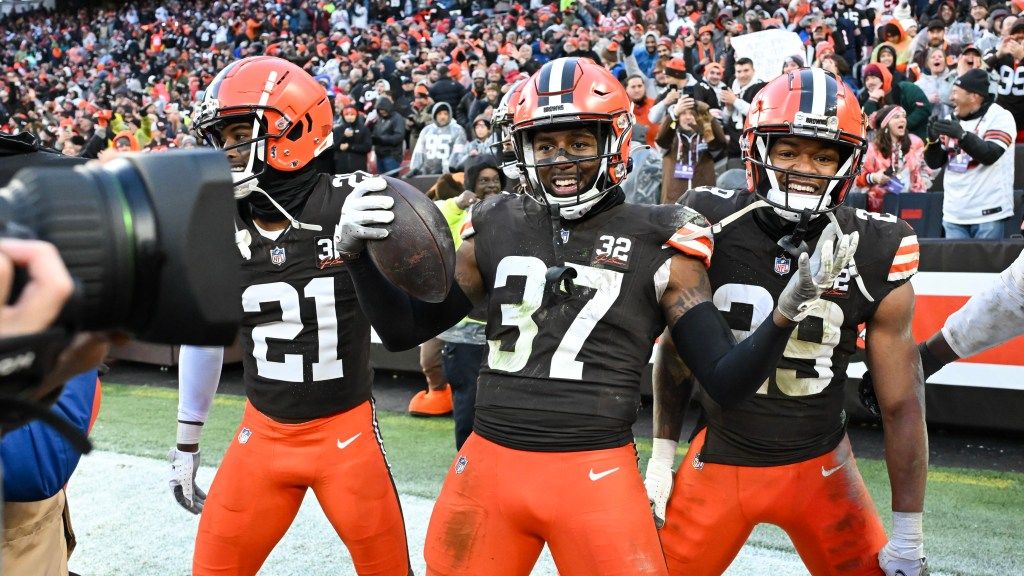 TheBrownsWire's tweet photo. D'Anthony Bell not resting, gets second pick as a Brown vs. Bengals https://t.co/IudRyiK3ot https://t.co/Ilbv1smfoX