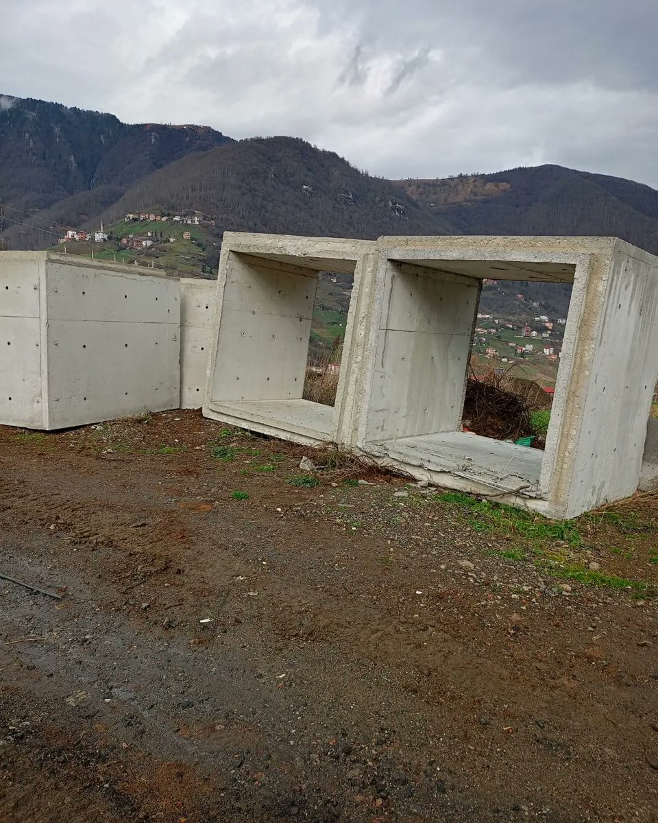 İlçemizde DSİ tarafından ihale ettirdiğimiz dere yatakları, taşkın ve sel baskınlarını önlemek için yol geçişlerine koyacağımız kutu menfezleri Fen İşleri binamıza indirdik. Yakında imalatları başlayacaktır.