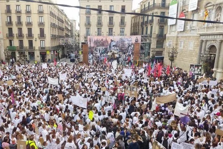 FAsintomatico's tweet photo. De la huelga indefinida de Enfermería en Cataluña, que se inició hace ya 1 mes, no sabes nada porque no gøbierna la derecha. https://t.co/uS845qf0Q0