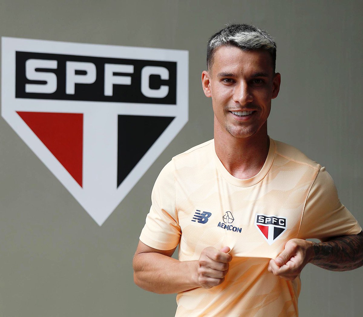 SaoPauloFC's tweet photo. Ferreira: “O São Paulo é o meu time de infância e jogar aqui é o meu sonho desde criança. E, hoje, é gratificante estar aqui. É uma felicidade enorme. Desde o início, eu falei que o meu desejo era jogar no São Paulo”.

#TricolorDesdeSempre
#VamosSãoPaulo 🇾🇪

📸 Rubens Chiri / saopaulofc