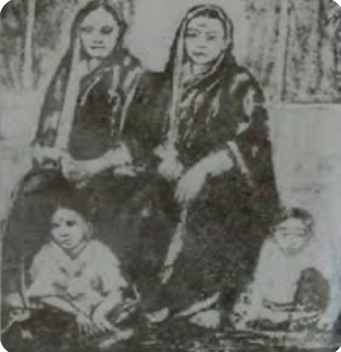 फ़ातिमा शेख भारत की पहली मुस्लिम महिला शिक्षक थी (1848 सावित्रीबाई फुले के साथ)। वे महिलाओं की शिक्षा की प्रणेता थी। वे सामाजिक और लैंगिक समानता की पक्षधर समाज सुधारक थी। 

आज 9 जनवरी को उनका जन्मदिन है। हम उनके प्रेरणादायी योगदान के लिए कृतज्ञ है।
