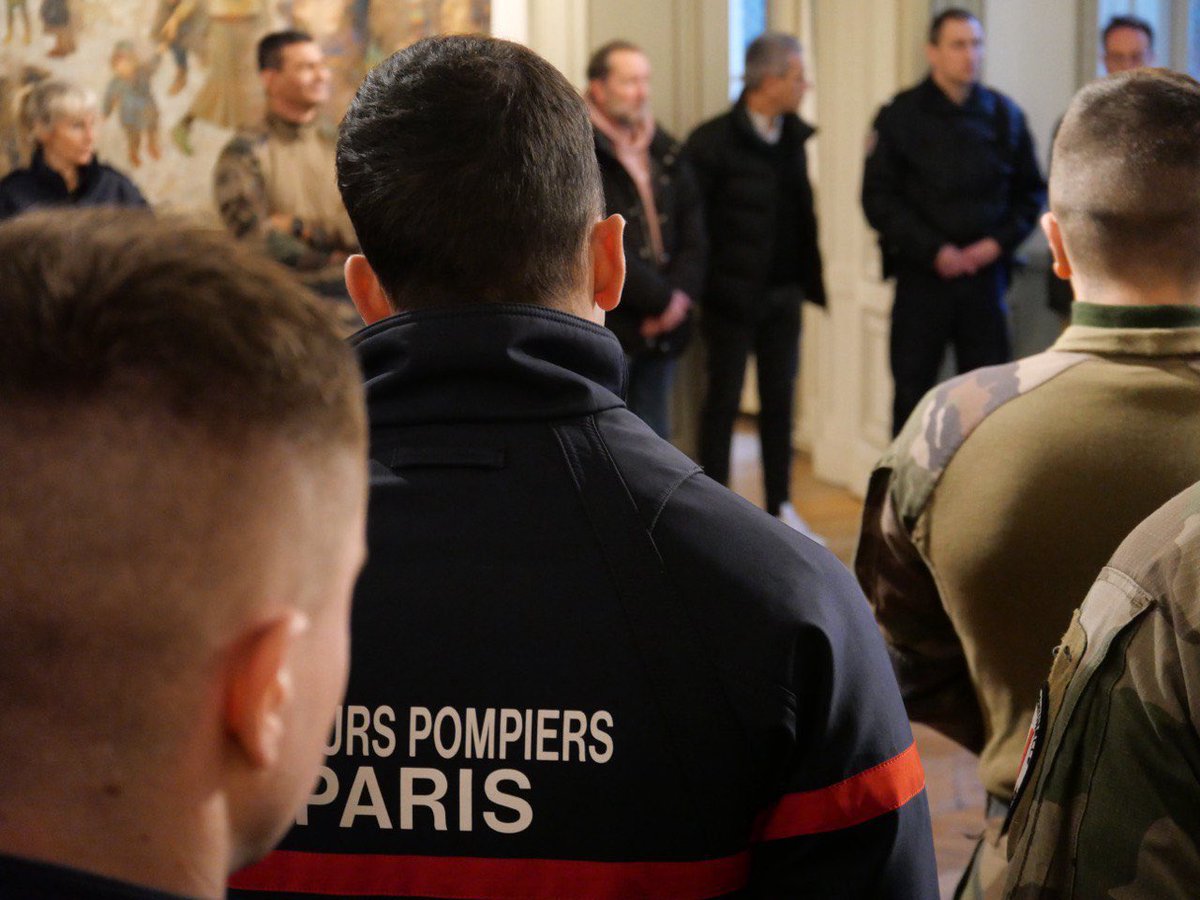 Cet après-midi, @dburkli et @aguillem1 présentaient leurs vœux aux forces de sécurité et de secours de #Paris9. L’occasion de remercier nos policiers, nos pompiers et nos militaires de l’opération Sentinelle, qui seront particulièrement mobilisés en 2024 à l’occasion des JOP.