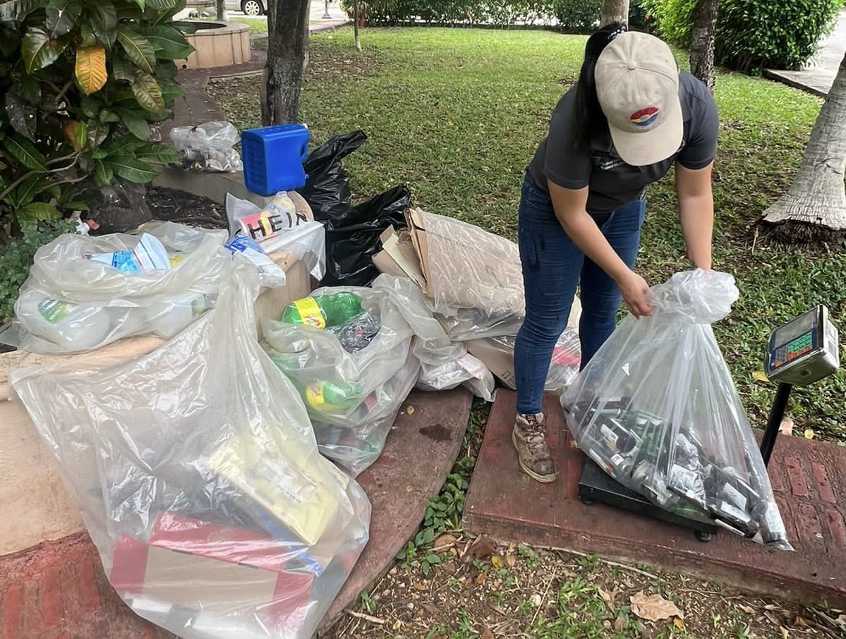 SIRESOL_CUN's tweet photo. Realizamos 3 acopios ubicados en:
📍Acopio #SM523 Residencial Caracol.
📍Acopio #SM523 Privada la piedra II.
📍Acopio #SM95 Fraccionamiento La Romana.
Agradecemos a los cancunenses que siguen sumando día con día al programa #RECAPACICLA. ♻️
@anapatyp #CancúnNosUne https://t.co/gqsGi1pcbm