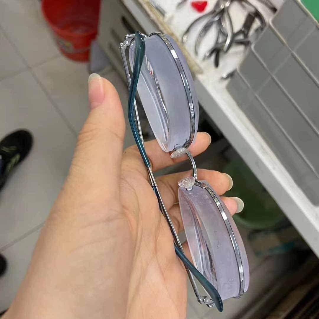 -X: Pasé y ni me miraste.

-Mis lentes: