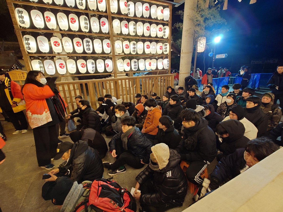 onabenabenabe's tweet image. 神事関係者のおはなしを聞くムギさん
#イノシカチョウ #開門神事 #西宮神社