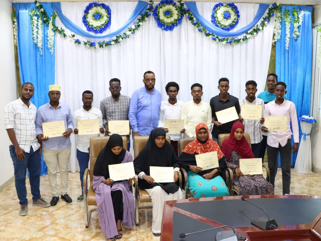 NttiSomalia's tweet photo. Agaasimaha Machadka Isgaarsiinta iyo Teknoolojiyadda Qaranka NTTI Mudane Mohamed Ahmed Abdullahi (Goosaar), ayaa maanta qaar ka mid ah Shaqaalaha Wasaaradda isgaarsiinta u soo xiray Tababar ku saabsan Microsoft office sidoo kalana guddoonsiiyay Shahaadooyin. 1/3 https://t.co/dR1MJCVhWx