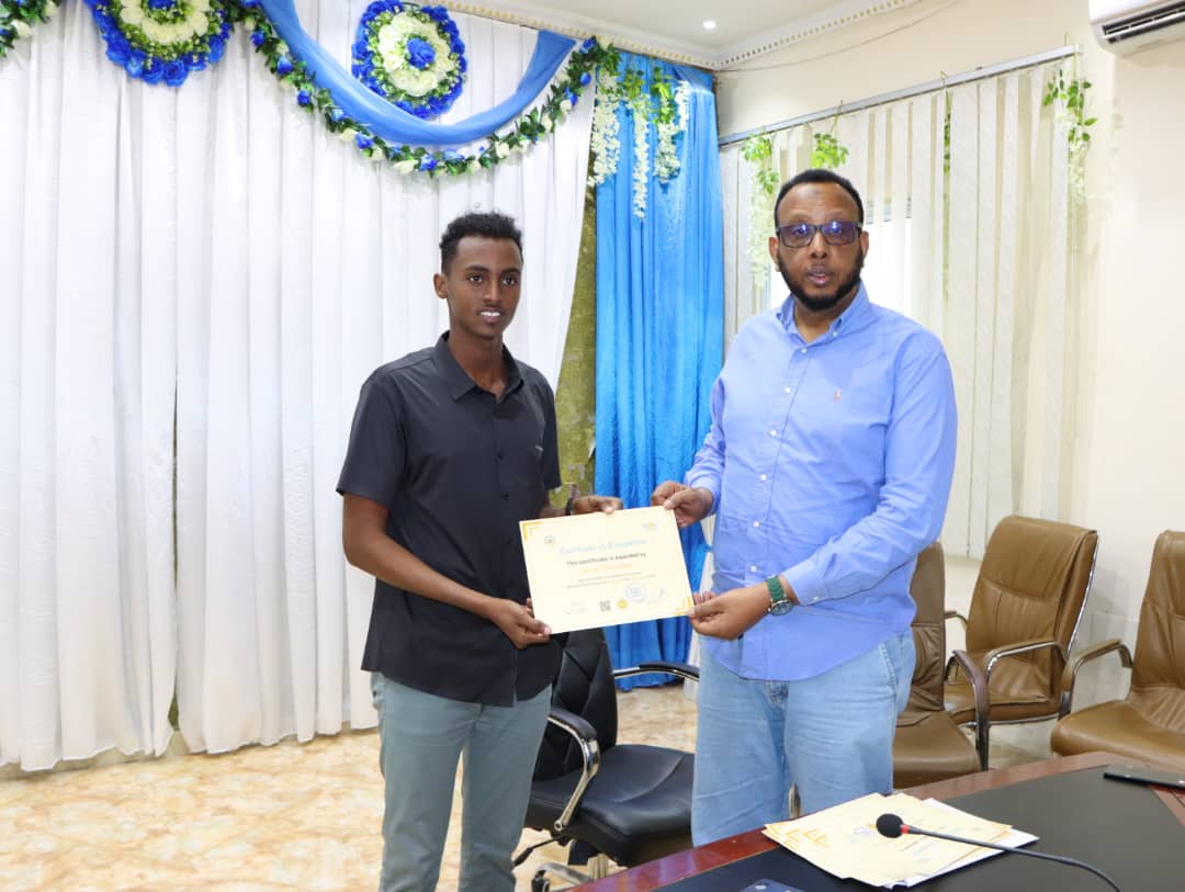 NttiSomalia's tweet photo. Agaasimaha Machadka Isgaarsiinta iyo Teknoolojiyadda Qaranka NTTI Mudane Mohamed Ahmed Abdullahi (Goosaar), ayaa maanta qaar ka mid ah Shaqaalaha Wasaaradda isgaarsiinta u soo xiray Tababar ku saabsan Microsoft office sidoo kalana guddoonsiiyay Shahaadooyin. 1/3 https://t.co/dR1MJCVhWx