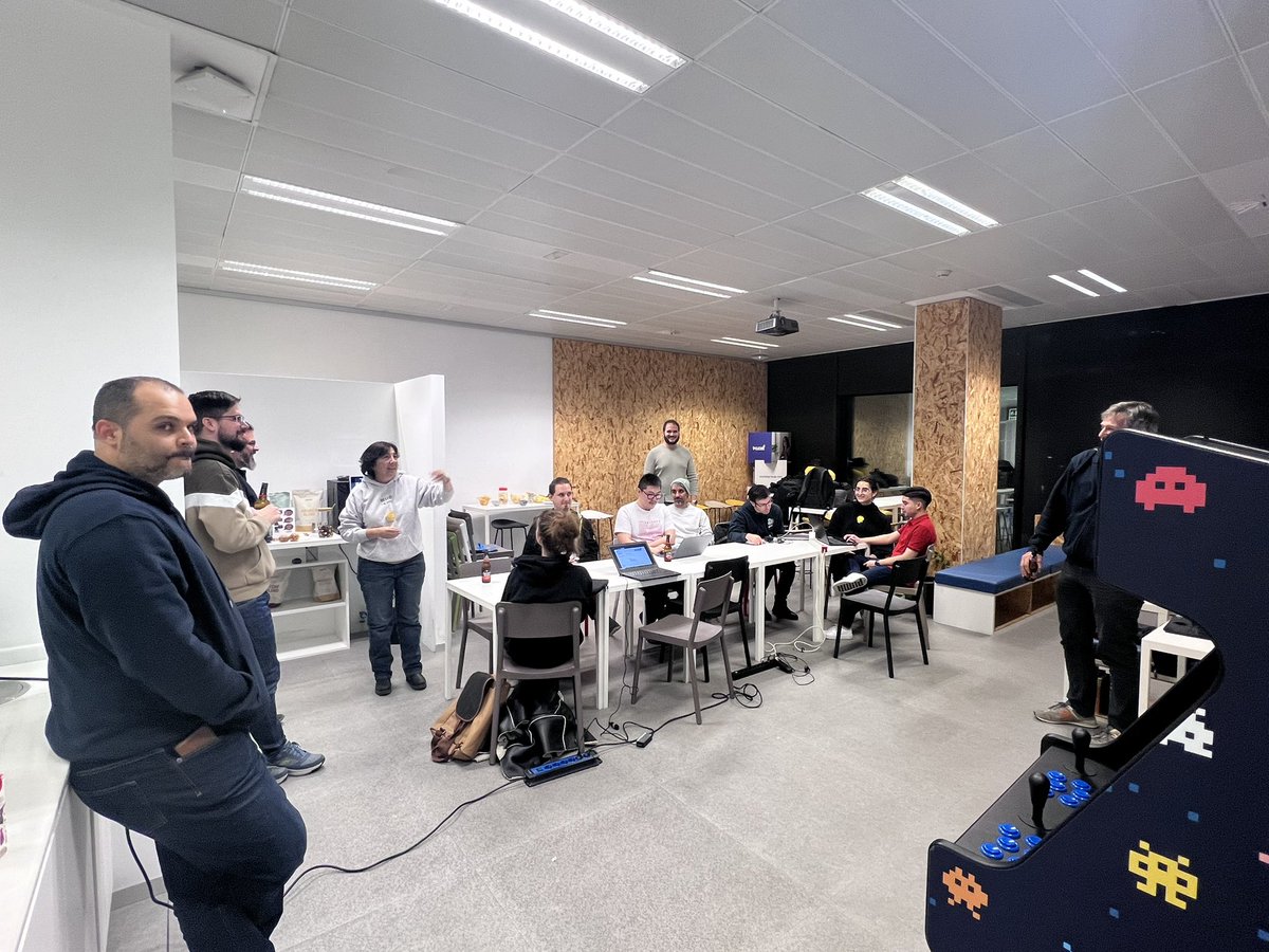 bcnswcraft's tweet image. Arrancando el primero dojo del año en @BavelVoxel con la kata tell don't ask #pairprogramming #mobprogramming
