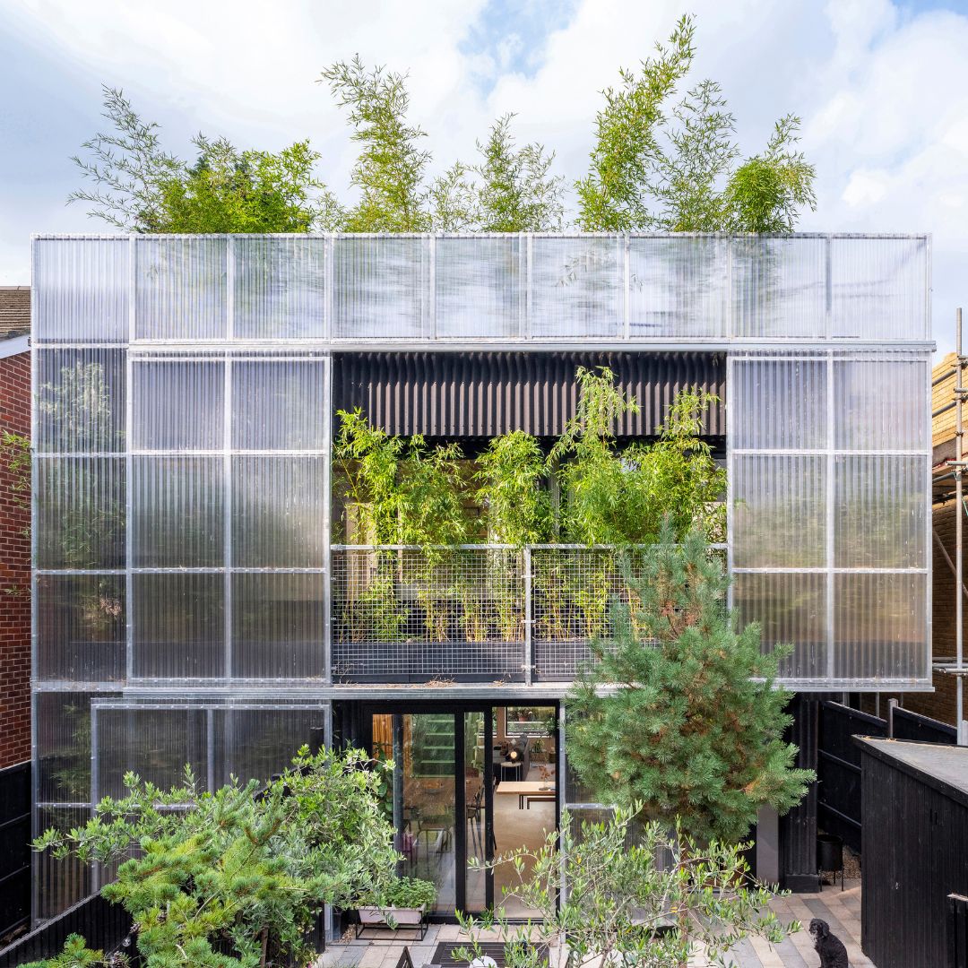 This January, step inside @RIBA #HouseoftheYear23 Green House 🌿 with @HayhurstAndCo founders Nick Hayhurst & Jonathan Nicholls, & find out how they created this extraordinary ordinary family home. Public talk, Thur 25 Jan @wshed 🎟️ buff.ly/3TVlqRG Image @kilianosullivan