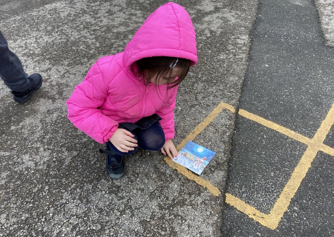 _MrsMac_'s tweet image. Gillygate @HaxbyRoad have been using old Christmas cards to help them find right angles #MakeMathsFun #outdoormaths