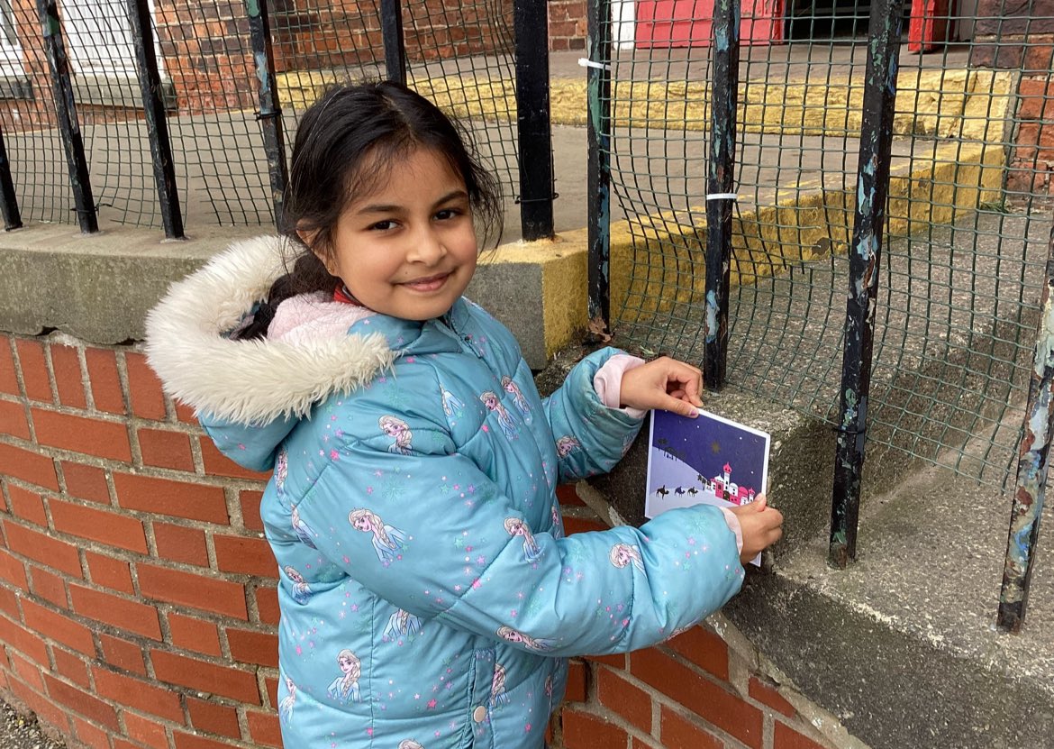 _MrsMac_'s tweet image. Gillygate @HaxbyRoad have been using old Christmas cards to help them find right angles #MakeMathsFun #outdoormaths