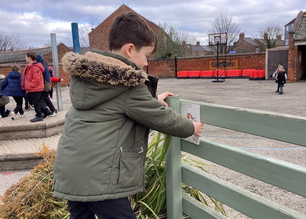 _MrsMac_'s tweet image. Gillygate @HaxbyRoad have been using old Christmas cards to help them find right angles #MakeMathsFun #outdoormaths