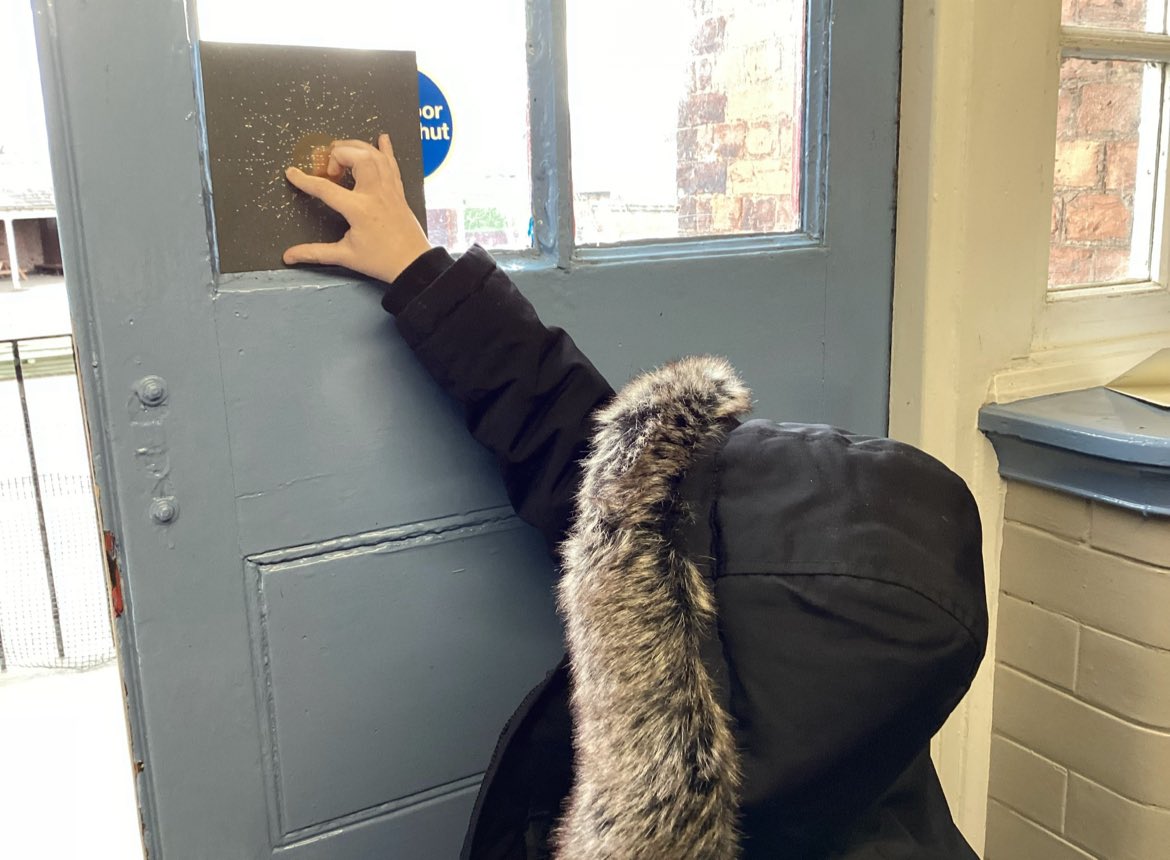 _MrsMac_'s tweet image. Gillygate @HaxbyRoad have been using old Christmas cards to help them find right angles #MakeMathsFun #outdoormaths