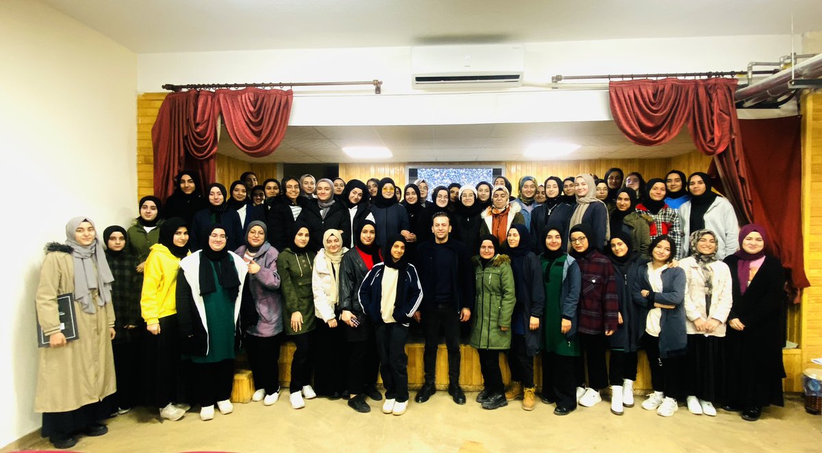 Gençliğimiz, muhteşem bir hazinesiniz siz. Geleceğimiz, ümidimizsiniz. Umut doluyum, güneş sizinle yeniden doğacak. 🙏🏻🙏🏻