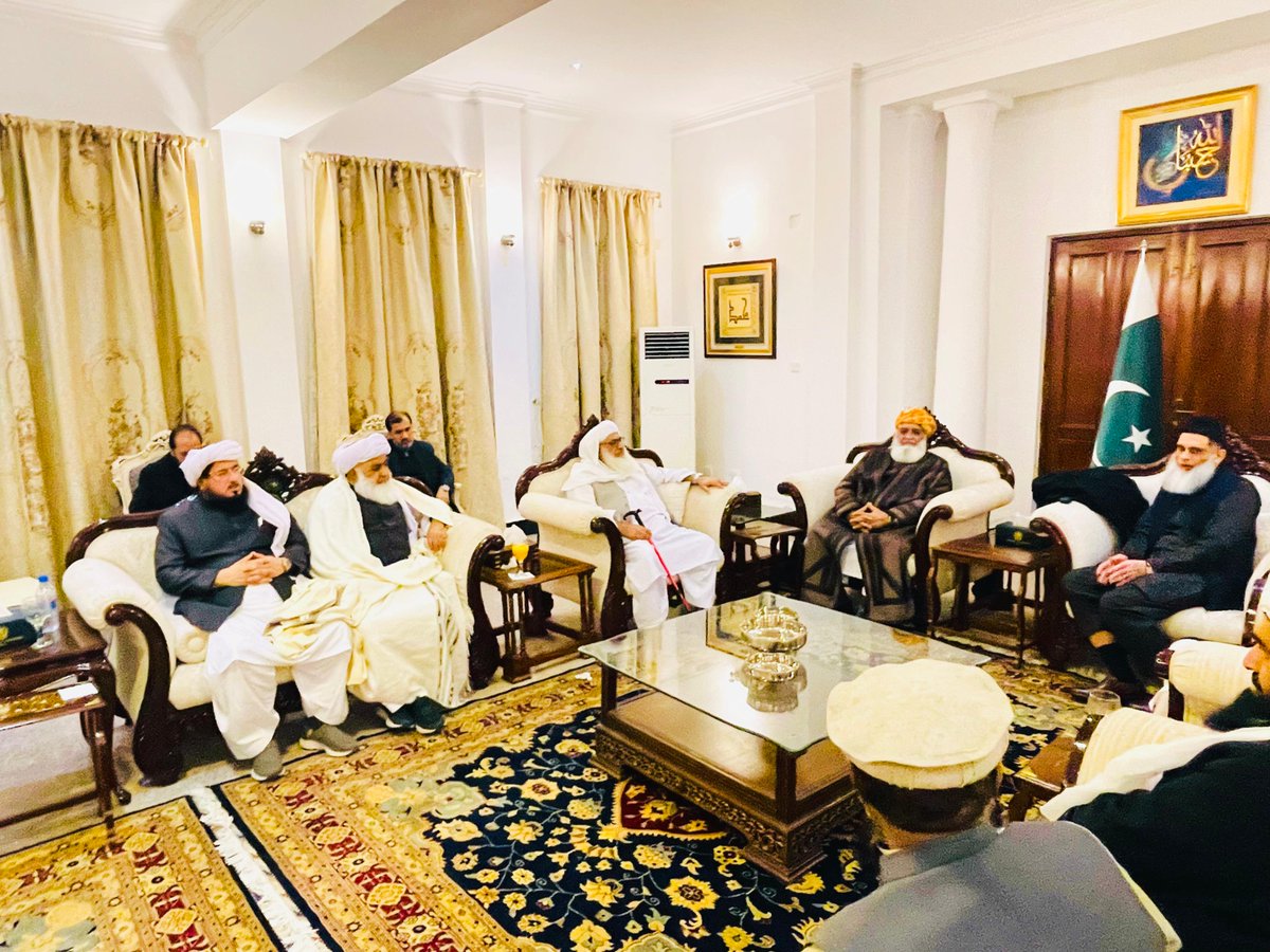 juipakofficial's tweet photo. کابل: افغانستان میں تعینات پاکستانی سفیر کا مولانا فضل الرحمان سمیت وفد کے اعزاز میں عشائیہ 

کابل میں پاکستانی سفارتخانہ پہنچنے پر سفیر عبیدالرحمان نظامانی نے مولانا فضل الرحمان کا استقبال کیا 

امارت اسلامی افغانستان میں تعینات پاکستانی عبیدالرحمان نظامانی نے مولانا فضل الرحمان کو سفارتی صورتحال سے آگاہ کیا  

مولانا فضل الرحمان نے پاکستانی سفیر اور سفارتخانے کے عملے کی خدمات کو سراہا 

اس حالات میں آپکا دورہ افغانستان انتہائی اہمیت کا حامل ہے، پاکستانی سفیر 

امارت اسلامی افغانستان کے وزیراعظم اور دیگر اکابرین سے ملاقاتیں مثبت رہی ہے۔ مولانا فضل الرحمان 

دونوں ممالک کے درمیان بہترین اور مظبوط تعلقات وقت کی اہم ضرورت ہے۔ مولانا فضل الرحمان 

دونوں برادراسلامی ممالک کی تہذیب اور ثقافت مشترک ہے۔ مولانا فضل الرحمان 

دونوں ممالک کے درمیان تعلقات کی بہتری سے خطے میں استحکام ائے گا۔ مولانا فضل الرحمان 

 وفد میں مولاناشیخ ادریس، مولانا عبدالواسع، مولانا صلاح الدین ایوبی، مولانا عطاء الحق درویش، مولانا امداداللہ، مفتی ابرار احمد شامل 

وفد میں مولانا جمال الدین، فضل الرحمان خلیل، مولانا عبدالرشید ، سلیم الدین شامزئی، مصباح اللہ،   حافظ یوسف شامل

مولانا فضل الرحمان نے اختتام پر مہمانوں کی کتاب میں اپنے تاثرات بھی قلمبند کئیے 

جاری کردہ: مرکزی میڈیا سیل جمعیت علماء اسلام