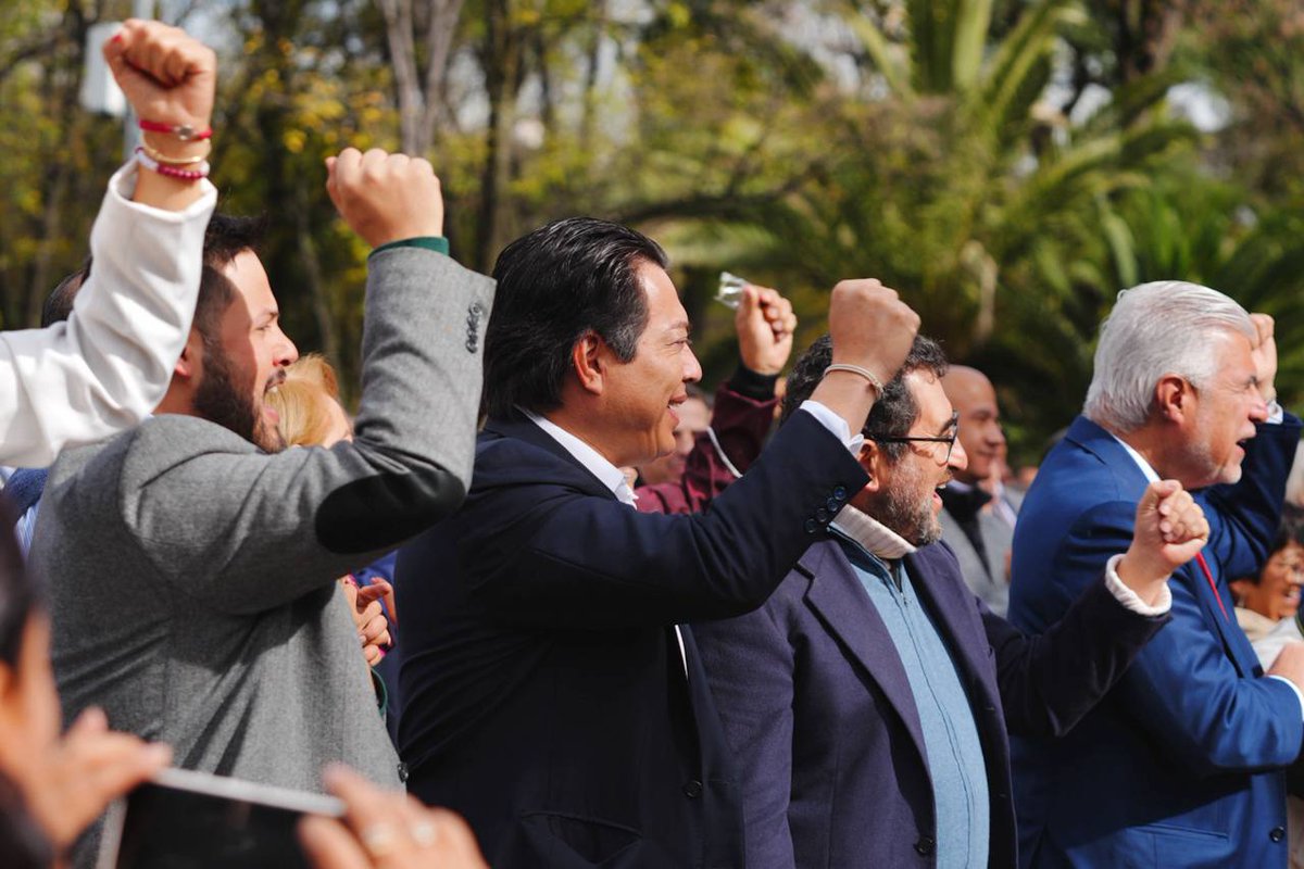 mario_delgado's tweet photo. Hoy venimos a respaldar la gran labor de @ErnestinaGodoy_ en su 4to Informe como titular de la @FiscaliaCDMX. No cabe duda de que deja una institución muy fortalecida, que dio grandes resultados en favor de la justicia y las víctimas, y con un equipo de trabajo sólido y eficaz. 

La justicia no depende de una sola persona y quienes votaron en favor de la corrupción y para que no se investigue a sus cómplices, están equivocados si creen que vivirán en la impunidad. 

Muchas felicidades por tu gran trabajo, querida Ernestina, y mis mejores deseos para lo que venga. Enhorabuena. #ErnestinaEsHonestidad
