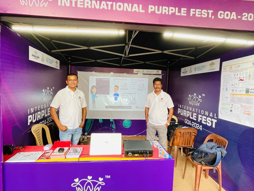 Sicklecell_cg's tweet photo. International purple festival goa मे @CSIR_IND @ccmb_csir के साथ  सहयोग करते हुए @IndiaNasco team लोगों को सिकल सेल के बारे मे जागरूकता के साथ ही स्क्रीनिंग के लिए सबसे सस्ता किट तैयार करने वाली टीम से डॉक्टर और Scientist GIRIRAJ Chandak सर सिकल सेल स्क्रीनिंग की जानकारी दिये । https://t.co/CtKGhZD3wg