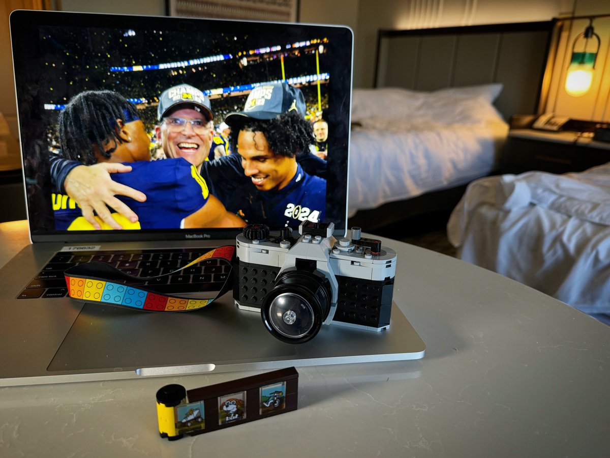 ericseals's tweet photo. Loving my $20 @LEGO_Group 📸. The downsides of it are it breaks easily in my camera bag so I have to spend time finding the little Legos & put it back together & you only get 3 frames to shoot so you gotta be careful on when you take a pic 😂
📸 by @ericseals
#lego #legocamera https://t.co/SFUyyIkv0j