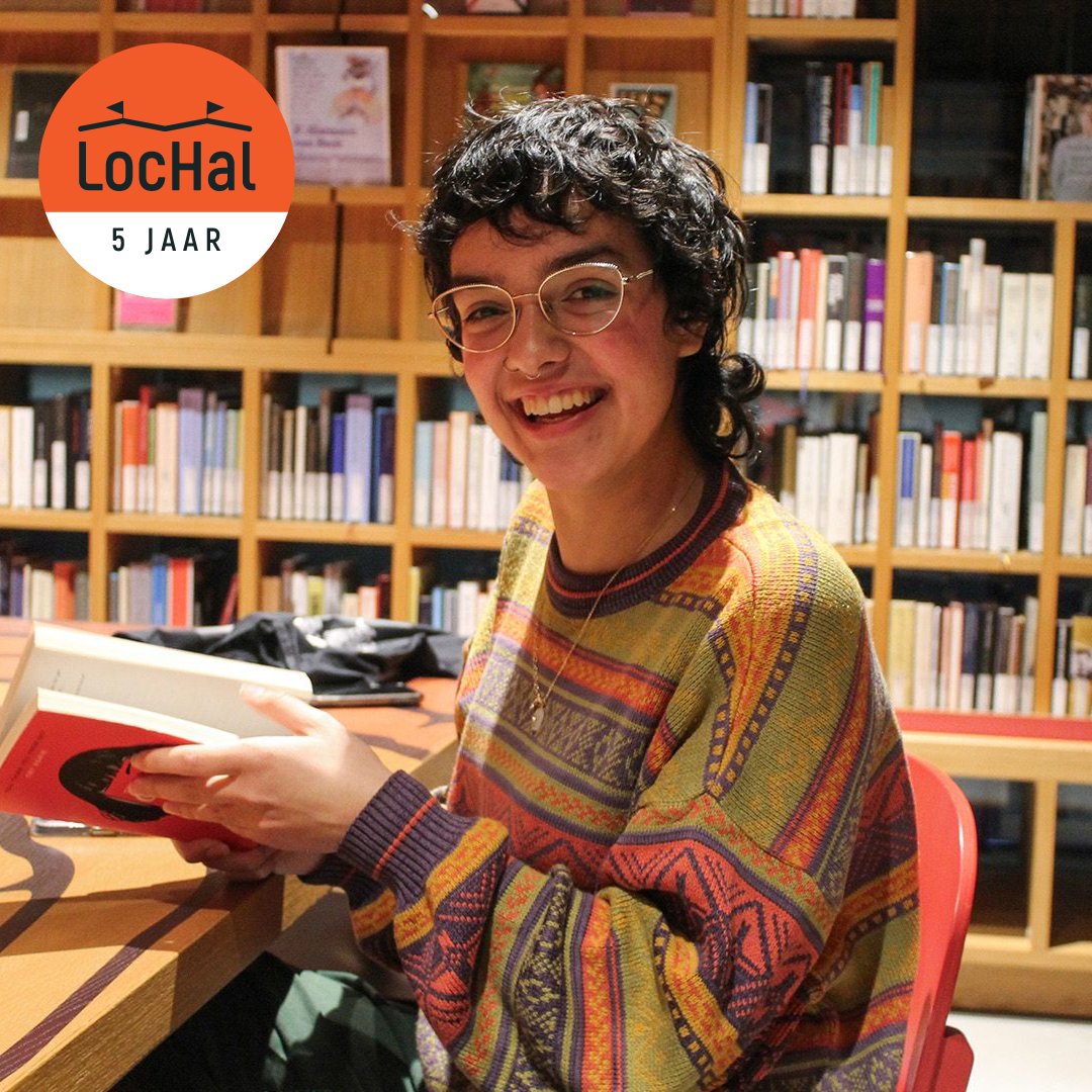 𝗣𝗥𝗜𝗗𝗘 &amp; 𝗣𝗔𝗣𝗘𝗥𝗕𝗔𝗖𝗞𝗦 𝗧𝗔𝗟𝗞𝗦𝗛𝗢𝗪 𝗠𝗘𝗧 𝗛𝗔𝗡𝗡𝗔 𝗕𝗘𝗥𝗩𝗢𝗘𝗧𝗦🎉
Op 19 en 20 jan vieren we dat onze deuren alweer 5 jaar open zijn! Je kan dan o.a genieten van de talkshow Pride &amp; Paperbacks over queer representatie in de media. bit.ly/prideandpaperb…