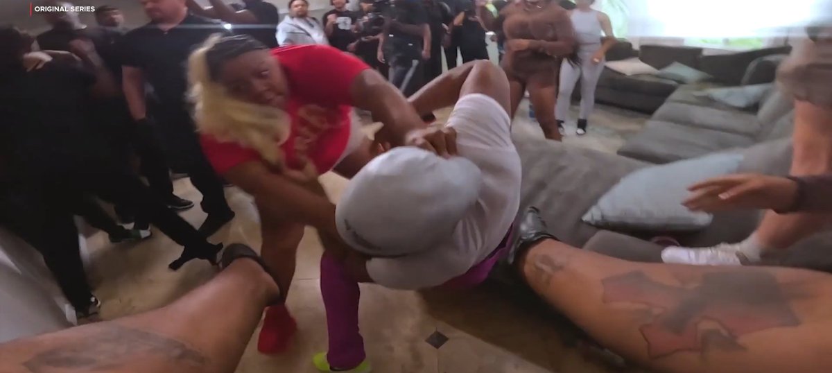Rey1Don's tweet photo. Lolli was eating pressure big for nothing ugly barney head ass only sneak n jump bitches lopsided ass lmfao only if they didnt take lolli off when she had pressure down lmfao #NowThatsTV #SouthCentralBaddies #lolly #moping https://t.co/mFd3RWysui