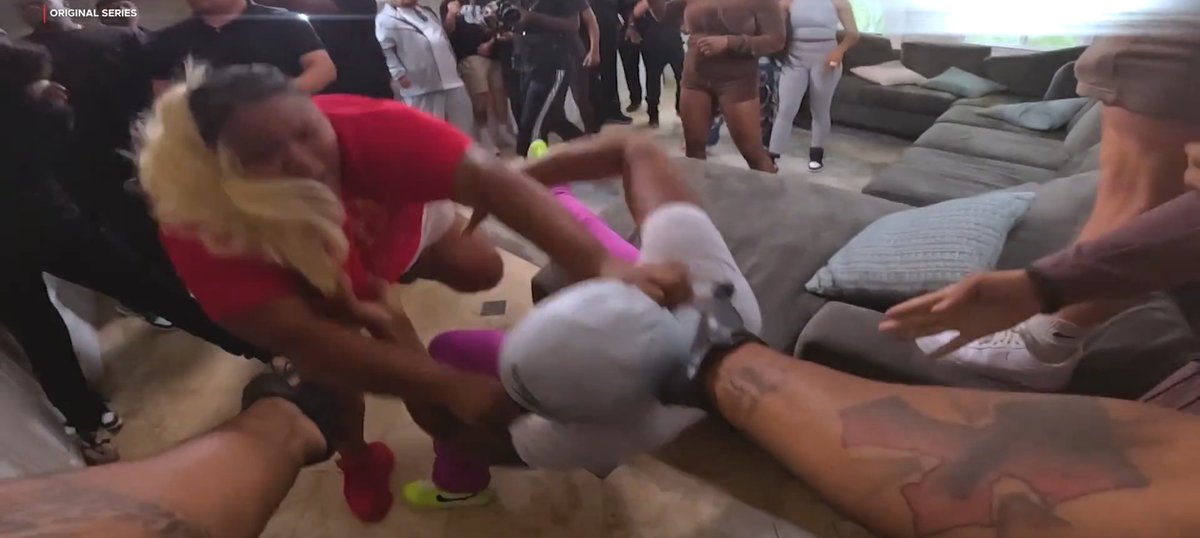 Rey1Don's tweet photo. Lolli was eating pressure big for nothing ugly barney head ass only sneak n jump bitches lopsided ass lmfao only if they didnt take lolli off when she had pressure down lmfao #NowThatsTV #SouthCentralBaddies #lolly #moping https://t.co/mFd3RWysui