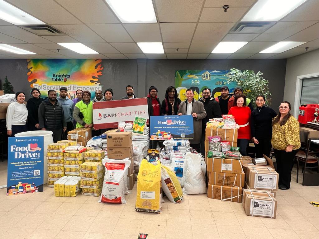 Thank you @BAPSCharities for donating 3300 pounds of food to the @Knights_Table in #Brampton.