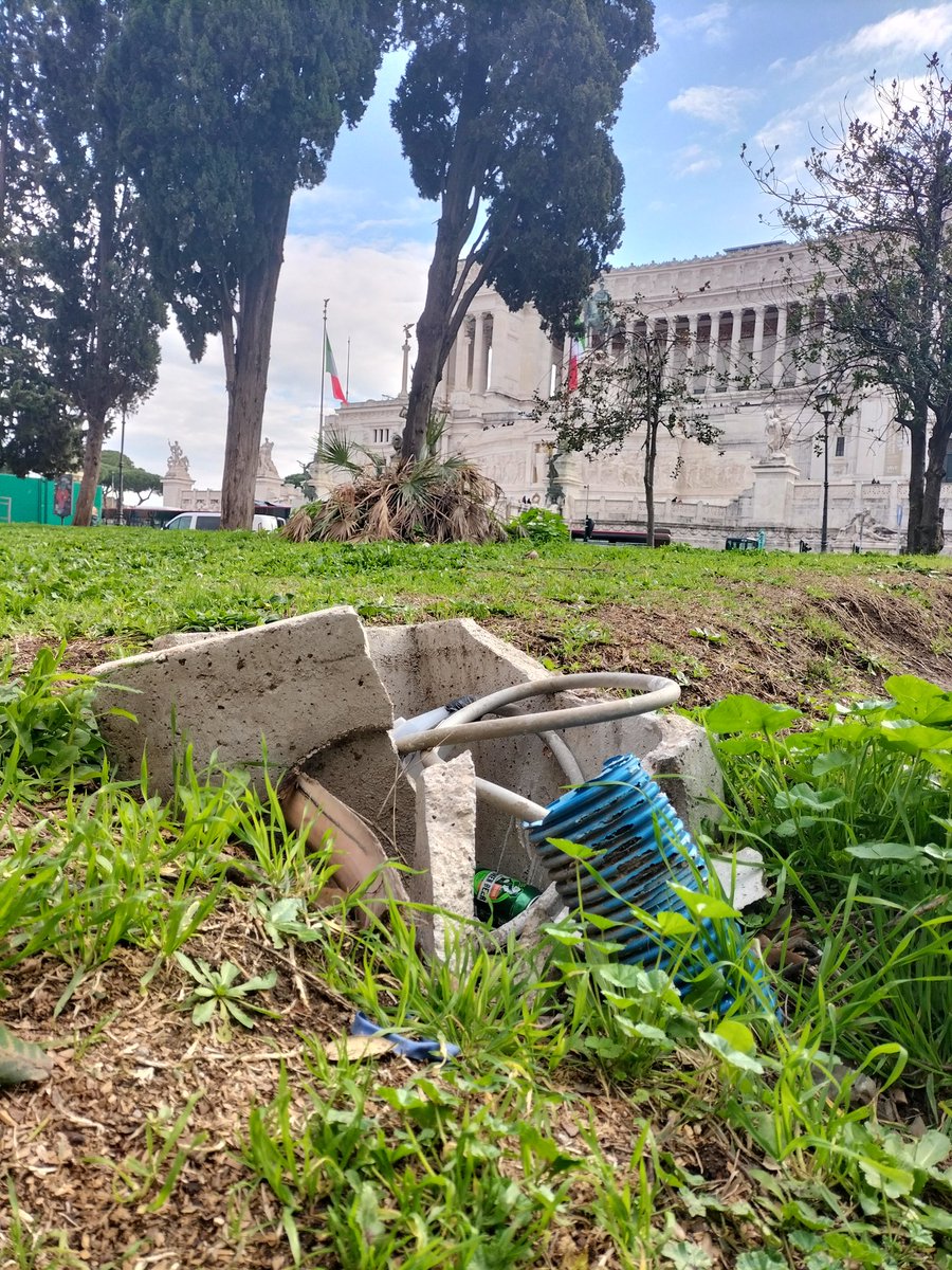 ValerioCaffio's tweet photo. #Roma, Piazza San Marco, deturpata da tombini frantumati, cavi elettrici esposti, enormi tronchi espiantati.
@gualtierieurope  Questa non è solo ignavia ma è diabolica volontà di umiliare noi Romani di fronte a milioni di turisti.
 @romafaschifo @romatoday @ilmessaggeroit https://t.co/TpmPbZ77Ki