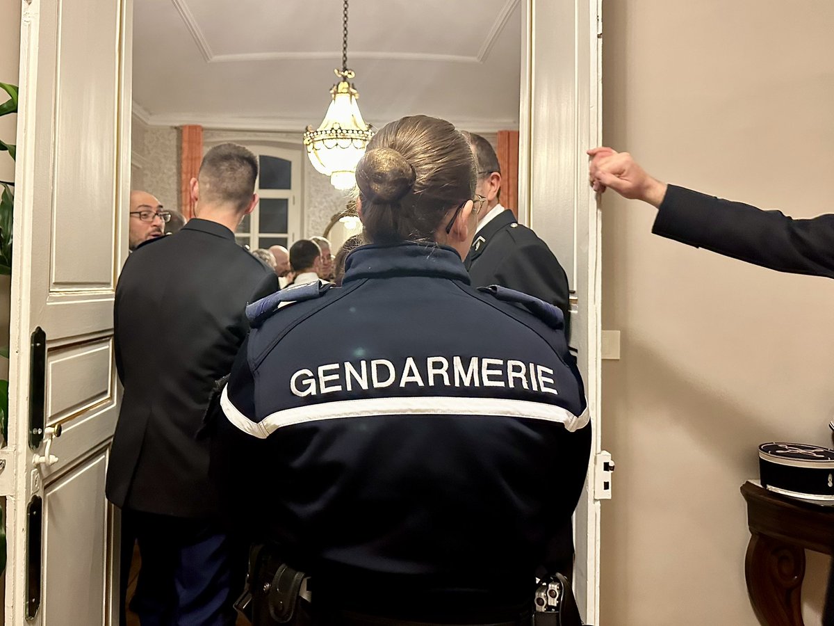 Prefet07's tweet image. #Voeux | Ce soir, Madame Sophie ELIZEON, préfète de l’Ardèche a présenté ses vœux aux #forces de #sécurité #intérieure. 👮🧑‍🚒

👉 Ce moment privilégié a permis de #remercier pour leur #engagement sans faille, et parfois au #péril de leur #vie, la @Gendarmerie_007, la